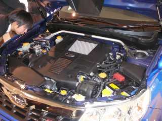 鉄っぽいボンネットはダンパー付きになった。 鉄っぽいボンネットはダンパー付きになった。