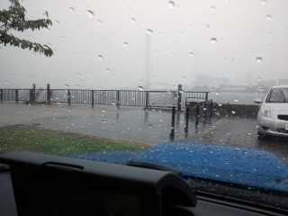 もう、バケツをひっくり返したような雨 もう、バケツをひっくり返したような雨