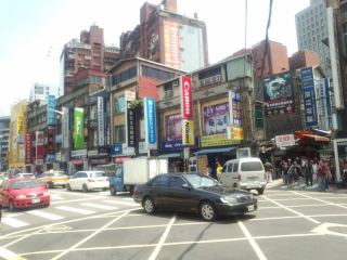 再開発ビルの裏の昔の町並み 再開発ビルの裏の昔の町並み