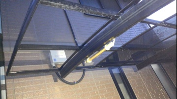 隙間に脚立立てて工事してもらう。 隙間に脚立立てて工事してもらう。