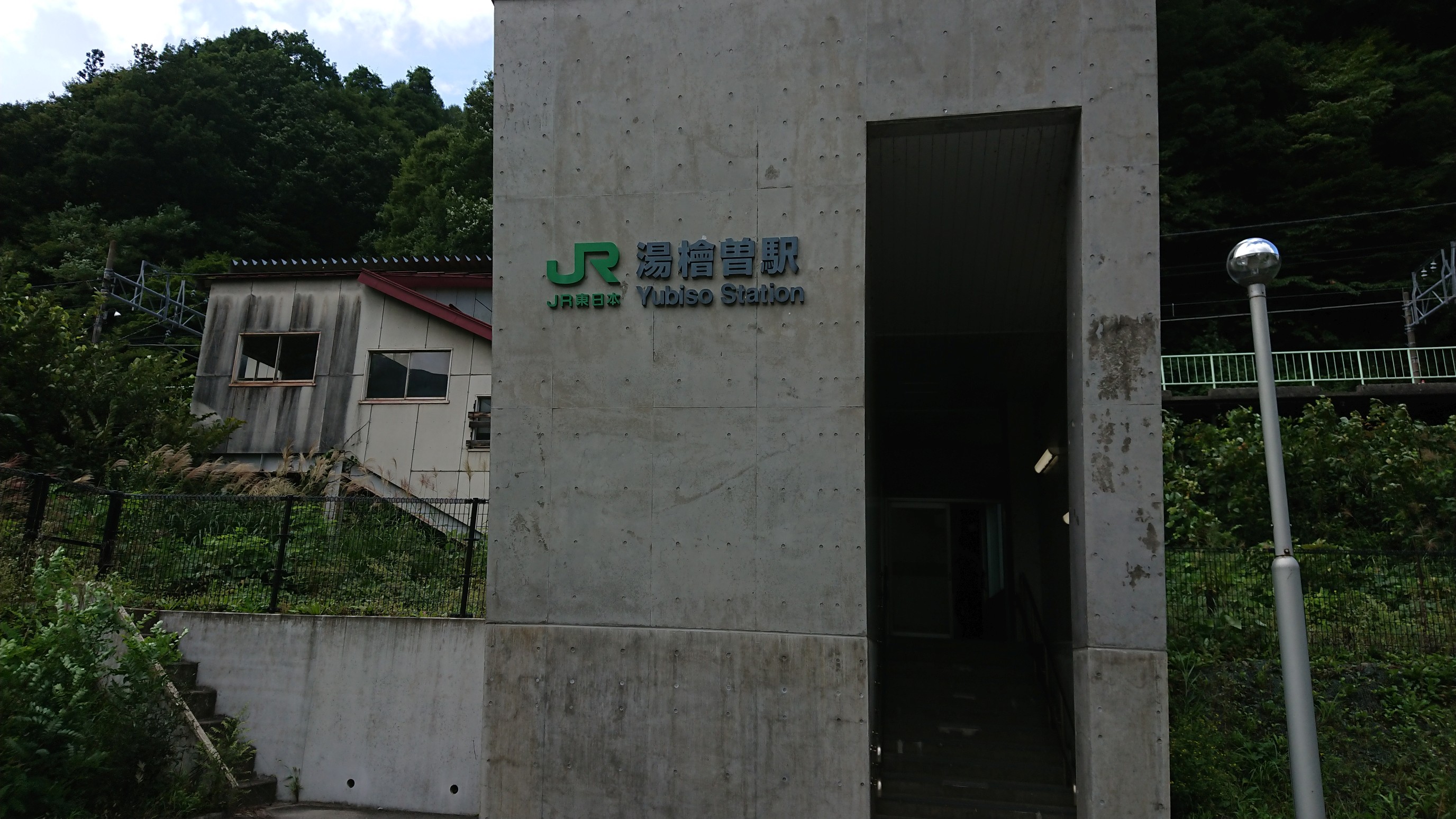 ひっそりと ひっそりと