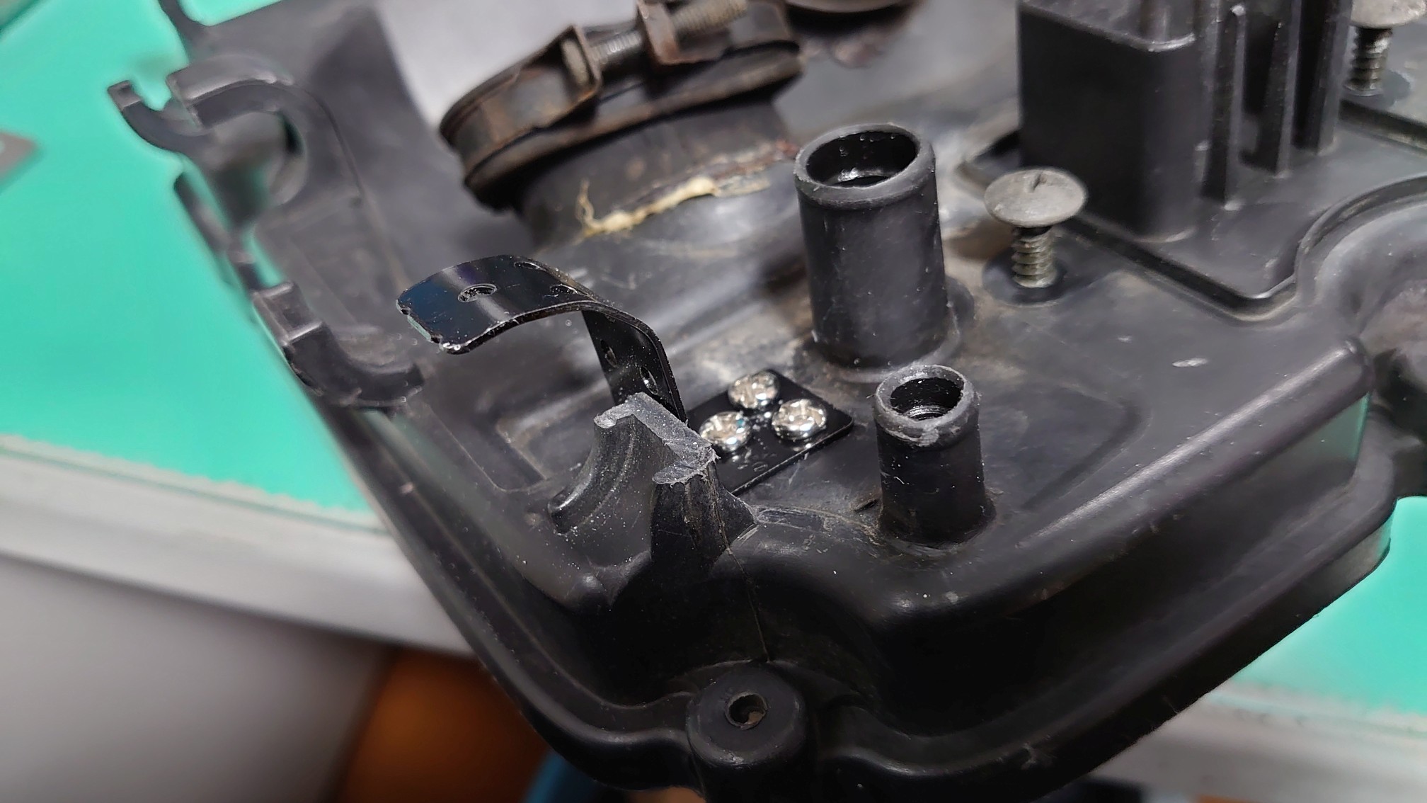 折れたガイドは位置をずらして修理 折れたガイドは位置をずらして修理